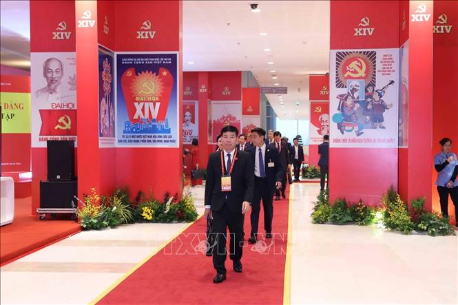 Các đại biểu đến dự phiên họp trù bị Đại hội XIV của Đảng. Ảnh: TTXVN