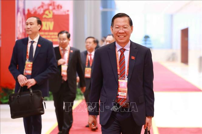 Các đại biểu đến dự phiên họp trù bị Đại hội XIV của Đảng. Ảnh: TTXVN