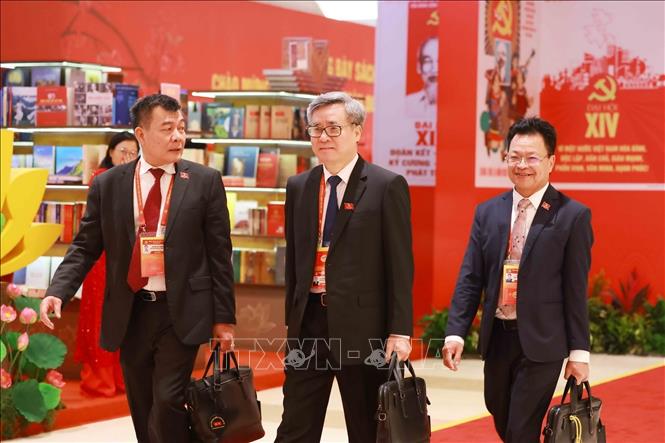 Các đại biểu đến dự phiên họp trù bị Đại hội XIV của Đảng. Ảnh: TTXVN