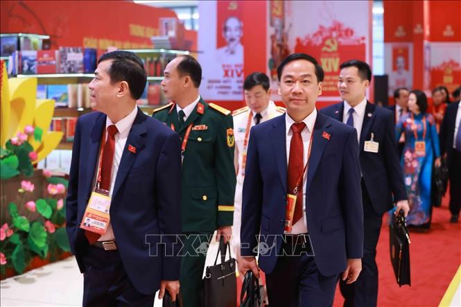 Các đại biểu đến dự phiên họp trù bị Đại hội XIV của Đảng. Ảnh: TTXVN