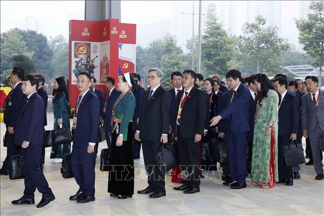 Các đại biểu đến dự phiên họp trù bị Đại hội XIV của Đảng. Ảnh: TTXVN