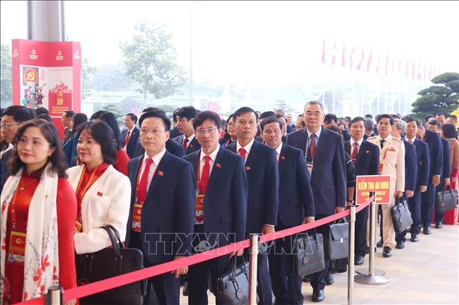Các đại biểu đến dự phiên họp trù bị Đại hội XIV của Đảng. Ảnh: TTXVN
