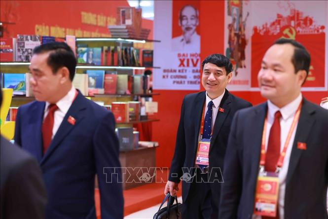 Các đại biểu đến dự phiên họp trù bị Đại hội XIV của Đảng. Ảnh: TTXVN