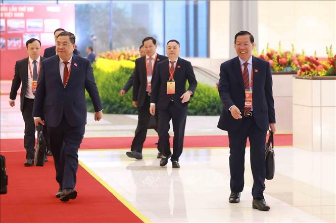 Các đại biểu đến dự phiên họp trù bị Đại hội XIV của Đảng. Ảnh: TTXVN