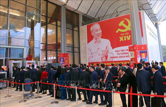Các đại biểu đến dự phiên họp trù bị Đại hội XIV của Đảng. Ảnh: TTXVN