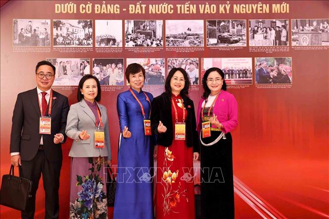 Đại biểu tham quan trưng bày ảnh của Thông tấn xã Việt Nam. Ảnh: TTXVN