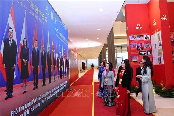 Các đại biểu tham quan Trưng bày ảnh của Thông tấn xã Việt Nam. Ảnh: TTXVN