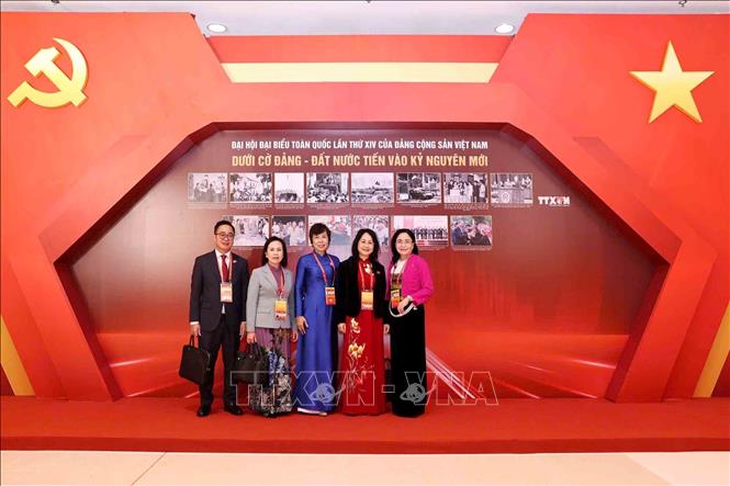 Đại biểu tham quan trưng bày ảnh của Thông tấn xã Việt Nam. Ảnh: TTXVN