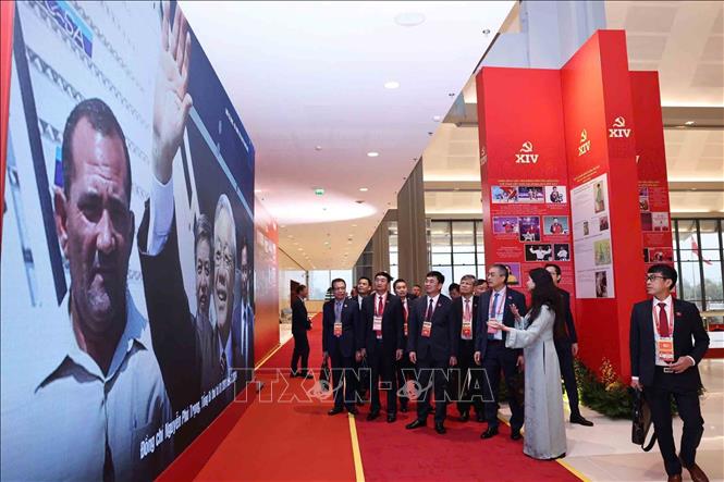 Các đại biểu tham quan Trưng bày ảnh của Thông tấn xã Việt Nam. Ảnh: TTXVN