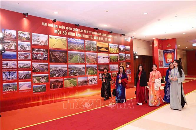 Các đại biểu tham quan Trưng bày ảnh của Thông tấn xã Việt Nam. Ảnh: TTXVN