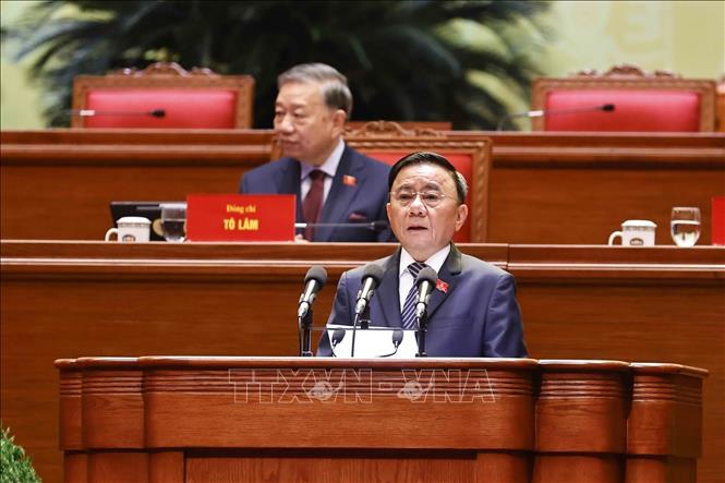 Đồng chí Trần Cẩm Tú, Ủy viên Bộ Chính trị, Thường trực Ban Bí thư tuyên bố lý do, khai mạc phiên họp trù bị Đại hội XIV của Đảng. Ảnh: TTXVN
