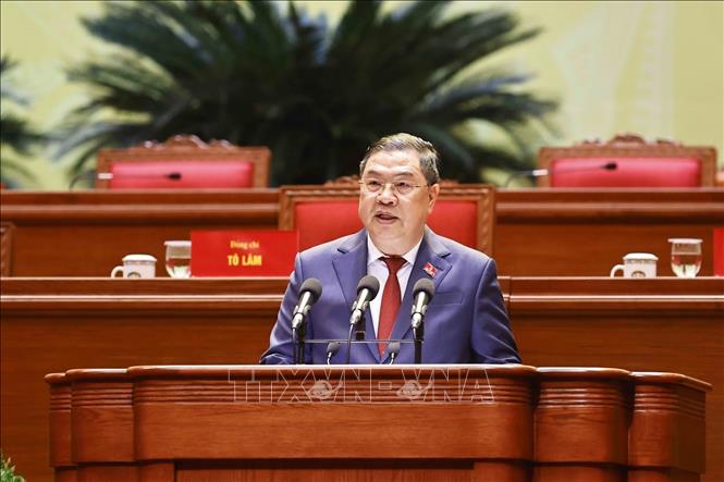 Đồng chí Phạm Gia Túc, Ủy viên Trung ương Đảng, Chánh Văn phòng Trung ương Đảng phát biểu, đề nghị Đại hội dành 1 phút mặc niệm tưởng nhớ cố Tổng Bí thư Nguyễn Phú Trọng và các đồng chí Ủy viên BCH TƯ khóa XIII đã từ trần trong nhiệm kỳ Đại hội XIII. Ảnh: TTXVN
