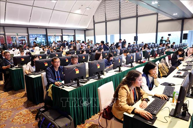Phóng viên, biên tập viên tác nghiệp tại Trung tâm báo chí của Đại hội. Ảnh: TTXVN
