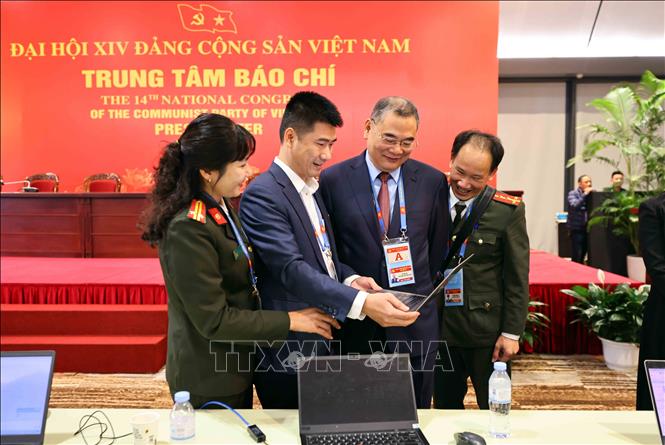 Phóng viên, biên tập viên tác nghiệp tại khu vực Trung tâm báo chí của Đại hội. Ảnh: TTXVN