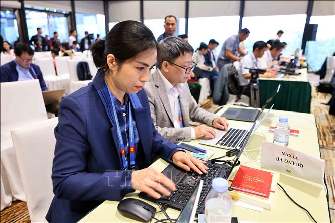 Phóng viên, biên tập viên tác nghiệp tại Trung tâm báo chí của Đại hội. Ảnh: TTXVN