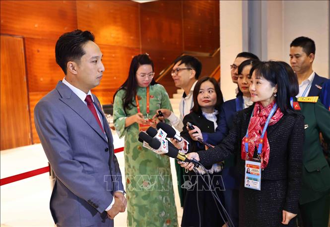 Phóng viên, biên tập viên tác nghiệp tại khu vực Trung tâm báo chí của Đại hội. Ảnh: TTXVN