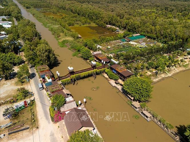 Rừng tràm Trà Sư ở là khu du lịch sinh thái ngập nước tiêu biểu, tiêu biểu của Đồng bằng sông Cửu Long nổi tiếng với cảnh quan rừng tràm, hệ sinh thái phong phú. Ảnh: Khánh Hoà - TTXVN