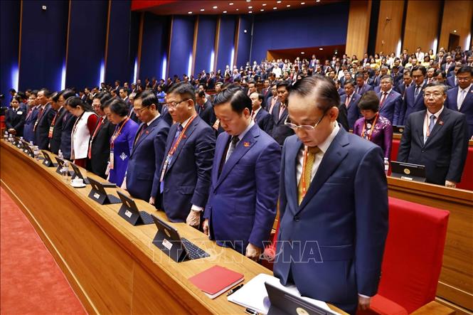 Các đại biểu dành 1 phút mặc niệm tưởng nhớ cố Tổng Bí thư Nguyễn Phú Trọng và các đồng chí Ủy viên BCH TƯ khóa XIII đã từ trần trong nhiệm kỳ Đại hội XIII. Ảnh: TTXVN