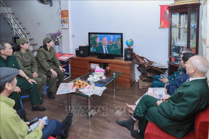 Người dân phường Cửa Nam theo dõi phiên trù bị Đại hội XIV của Đảng. Ảnh: Phan Phương - TTXVN