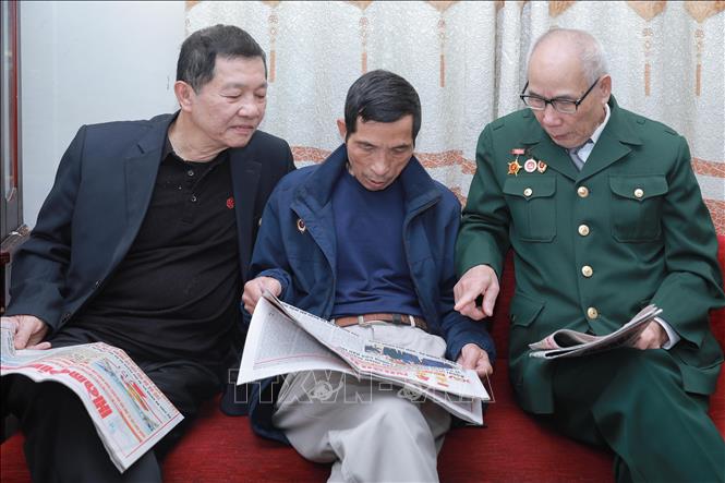 Cựu chiến binh Nguyễn Công Hòa ở phường Cửa Nam, Hà Nội (ngoài cùng bên phải) khẳng định đây là sự kiện quan trọng đối với Đảng và Nhân dân; bày tỏ niềm tin vào sự lãnh đạo của Đảng trong kỷ nguyên mới, đưa đất nước phát triển, nhân dân ấm no, hạnh phúc. Ảnh: Phan Phương -  TTXVN