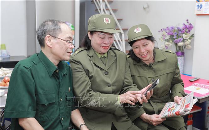 Người dân phường Cửa Nam (Hà Nội) cập nhật các thông tin về Đại hội XIV của Đảng trên internet, thể hiện sự quan tâm và niềm tin vào những quyết sách quan trọng của đất nước. Ảnh: Phan Phương -  TTXVN