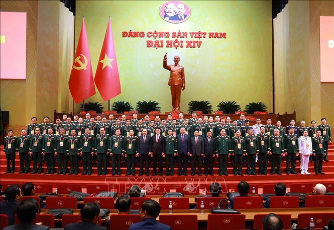 Lãnh đạo Đảng, Nhà nước chụp ảnh lưu niệm với Đoàn đại biểu Đảng bộ Quân đội dự Đại hội XIV của Đảng. Ảnh: TTXVN