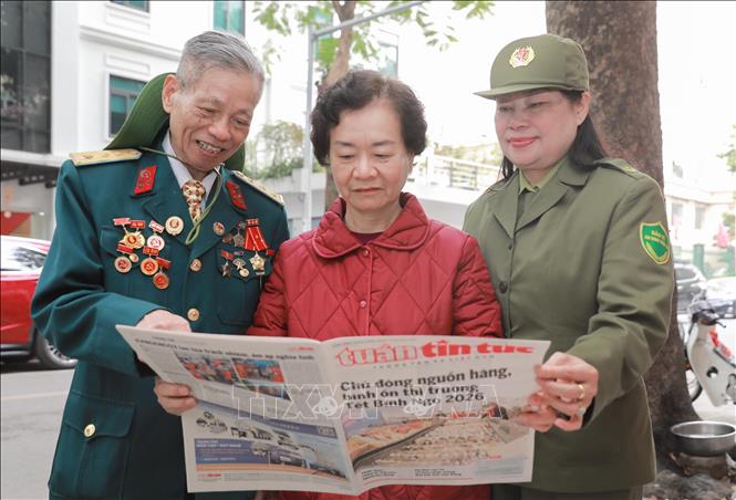 Cựu chiến binh Nguyễn Đức Phước (phường Cửa Nam, Hà Nội), 67 năm tuổi Đảng bày tỏ niềm tin sâu sắc vào sự lãnh đạo của Đảng; tin tưởng Đại hội sẽ thành công tốt đẹp và mong các đồng chí được nhân dân bầu chọn luôn liêm khiết, vì dân, vì nước. Ảnh: Phan Phương -  TTXVN