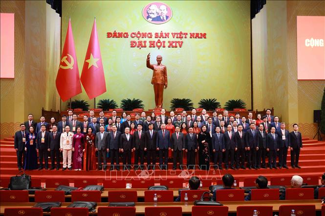 Lãnh đạo Đảng, Nhà nước chụp ảnh lưu niệm với Đoàn đại biểu Đảng bộ Thành phố Hà Nội dự Đại hội XIV của Đảng. Ảnh: TTXVN