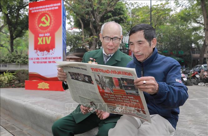 Cựu chiến binh Trần Ngọc Toán (bên phải), Bí thư Chi bộ tổ dân phố 3 (phường Cửa Nam, Hà Nội) bày tỏ niềm tin tuyệt đối vào Đảng, kỳ vọng Đại hội nhiệm kỳ mới sẽ đưa đất nước và nhân dân tiếp tục phát triển. Ảnh: Phan Phương -  TTXVN