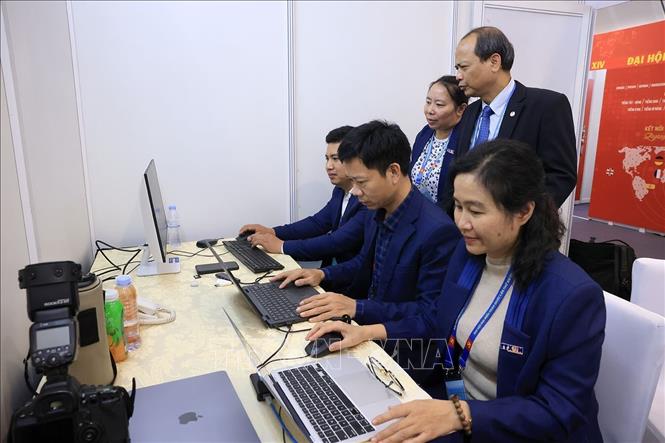 Phóng viên, biên tập viên Ban biên tập Ảnh, Thông tấn xã Việt Nam tác nghiệp tại khu vực Trung tâm báo chí của Đại hội. Ảnh: TTXVN