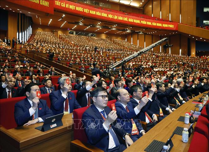 Các đại biểu biểu quyết thông qua Quy chế làm việc của Đại hội. Ảnh: TTXVN    