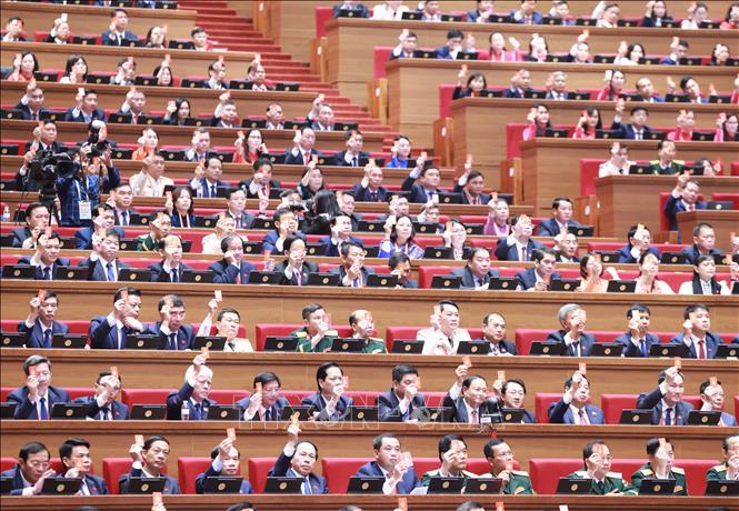 Các đại biểu biểu quyết thông qua Quy chế làm việc của Đại hội. Ảnh: TTXVN    