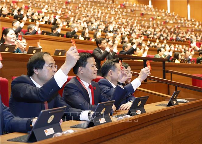 Các đại biểu biểu quyết thông qua Quy chế làm việc của Đại hội. Ảnh: TTXVN    