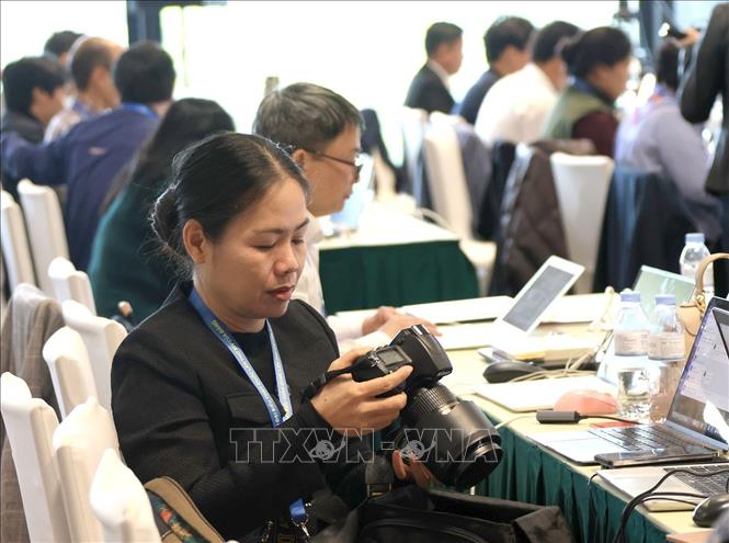 Phóng viên Báo HàNộimới tác nghiệp tại Trung tâm báo chí của Đại hội. Ảnh: TTXVN