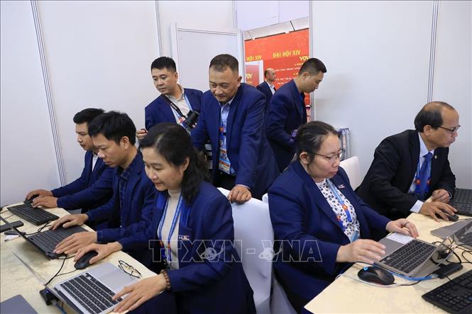Phóng viên, biên tập viên Ban biên tập Ảnh, Thông tấn xã Việt Nam tác nghiệp tại khu vực Trung tâm báo chí của Đại hội. Ảnh: TTXVN