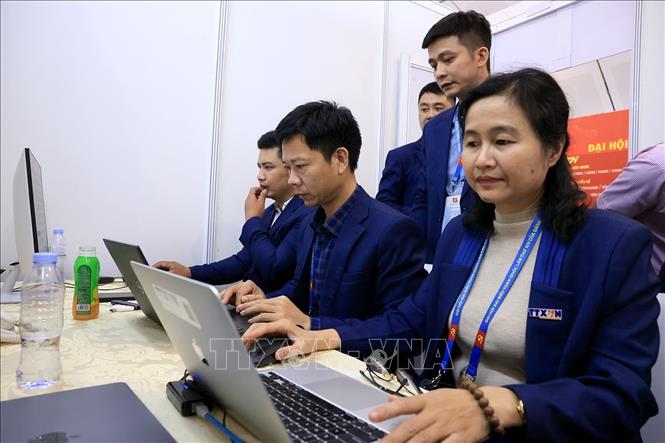 Phóng viên Ban biên tập Ảnh, Thông tấn xã Việt Nam tác nghiệp tại khu vực Trung tâm báo chí của Đại hội. Ảnh: TTXVN