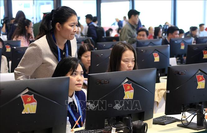 Phóng viên, biên tập viên tác nghiệp tại Trung tâm báo chí của Đại hội. Ảnh: TTXVN
