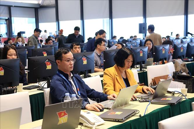 Phóng viên, biên tập viên tác nghiệp tại Trung tâm báo chí của Đại hội. Ảnh: TTXVN