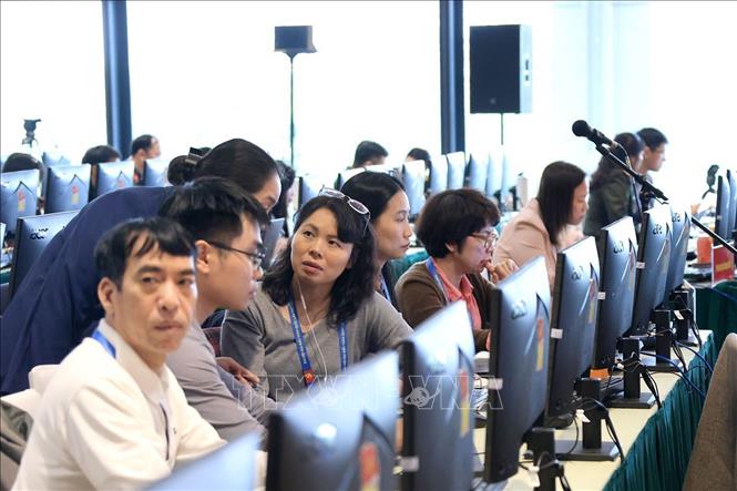 Phóng viên, biên tập viên tác nghiệp tại Trung tâm báo chí của Đại hội. Ảnh: TTXVN