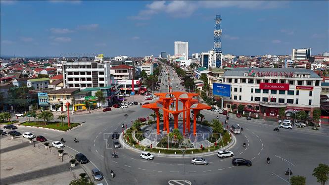 Một tuyến đường tại phường Thành Sen - đô thị trung tâm của tỉnh Hà Tĩnh. Ảnh: Hữu Quyết - TTXVN