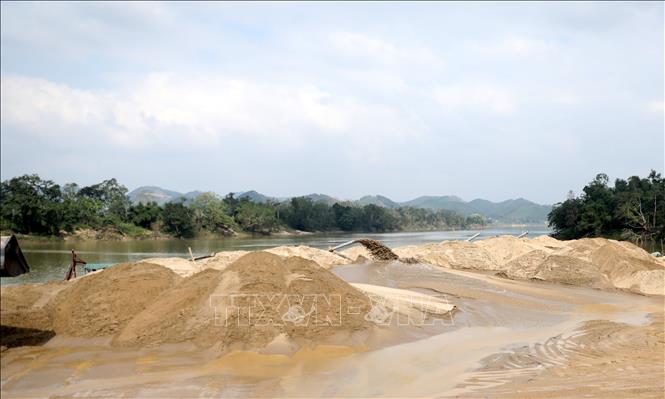 Các doanh nghiệp và chủ phương tiện đưa ra nhiều lý do khác nhau để biện minh cho việc không thực hiện thủ tục đăng kiểm, đăng ký. Ảnh: Văn Tý-TTXVN