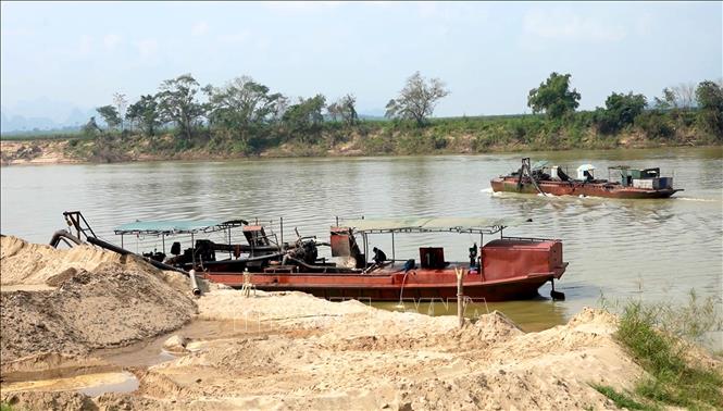 Đối với phương tiện vận chuyển, khai thác cát sỏi, theo hồ sơ thì chỉ sử dụng vận chuyển hàng khô, tuy nhiên, thực tế các phương tiện này đều được lắp thêm các máy móc khai thác cát nên không thể cấp đăng kiểm. Ảnh: Văn Tý-TTXVN