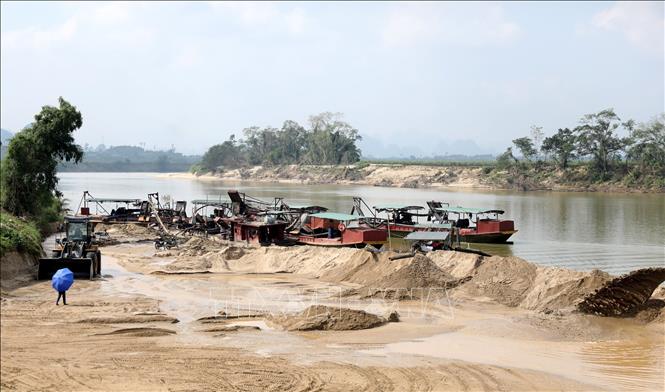 Hiện nay, toàn tỉnh Nghệ An chỉ có trên 200 tàu thuyền đường thủy nội địa được đăng kiểm, nhiều địa phương miền núi số lượng tàu thuyền đăng kiểm rất ít, không đáng kể. Ảnh: Văn Tý-TTXVN