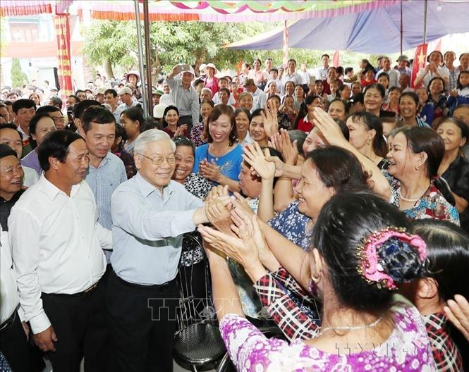 Tổng Bí thư Nguyễn Phú Trọng với nhân dân tại thôn Thượng Điện, xã Vinh Quang, huyện Vĩnh Bảo trong Ngày hội đại đoàn kết toàn dân tộc tại thành phố Hải Phòng (15/11/2017). Ảnh: Trí Dũng – TTXVN