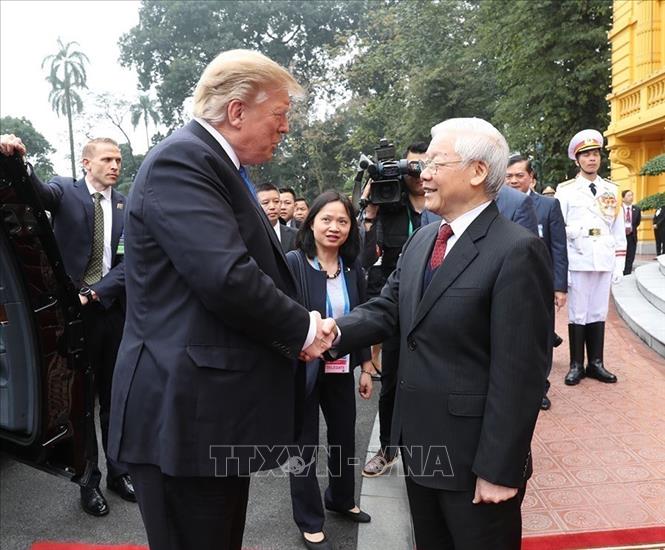 Tổng Bí thư, Chủ tịch nước Nguyễn Phú Trọng đón Tổng thống Mỹ Donald Trump nhân dịp sang Việt Nam dự Hội nghị thượng đỉnh Mỹ - Triều Tiên lần thứ hai, được tổ chức tại Hà Nội (2019) Ảnh: Trí Dũng – TTXVN