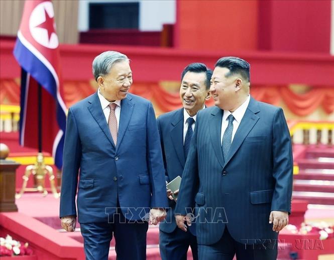 Tổng Bí thư Đảng Lao động Triều Tiên, Chủ tịch Quốc vụ nước Cộng hòa Dân chủ Nhân dân Triều Tiên Kim Jong Un chủ trì Lễ đón trọng thể Tổng Bí thư Tô Lâm và Đoàn đại biểu cấp cao Việt Nam thăm cấp Nhà nước tới Triều Tiên (9/10/2025). Ảnh: Thống Nhất – TTXVN