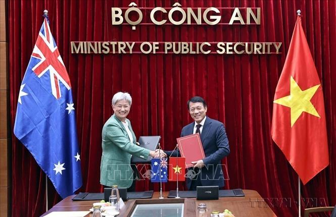 Quốc phòng, an ninh được Đảng ta xác định là nhiệm vụ “trọng yếu, thường xuyên” và luôn được coi trọng đẩy mạnh tổng kết thực tiễn, nghiên cứu phát triển lý luận để không ngừng bổ sung, hoàn thiện. Trong ảnh: Đại Tướng Lương Tam Quang, Bộ trưởng Bộ Công an và Bộ trưởng Ngoại giao Australia Penny Wong ký Bản ghi nhớ “Hợp tác về các vấn đề mạng và công nghệ trọng yếu” (Hà Nội, 20/08/2025). Ảnh: Phạm Kiên -TTXVN