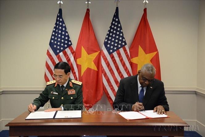 Đại tướng Phan Văn Giang, Ủy viên Bộ Chính trị, Bộ trưởng Bộ Quốc phòng và Bộ trưởng Quốc phòng Hoa Kỳ Lloyd Austin ký bản Cập nhật Tuyên bố Tầm nhìn chung Việt Nam - Hoa Kỳ về hợp tác quốc phòng (Hòa Kỳ, 9/9/2024). Ảnh: Kiều Trang - TTXVN
