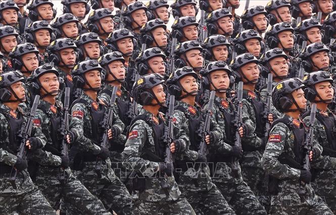 Quốc phòng, an ninh được Đảng ta xác định là nhiệm vụ “trọng yếu, thường xuyên” và luôn được coi trọng đẩy mạnh tổng kết thực tiễn, nghiên cứu phát triển lý luận để không ngừng bổ sung, hoàn thiện. Trong ảnh: Khối nam chiến sĩ Cảnh sát đặc nhiệm diễu binh trên Quảng trường Ba Đình trong Lễ kỷ niệm 80 năm Cách mạng tháng Tám thành công và Quốc khánh 2/9. Ảnh: Văn Điệp - TTXVN