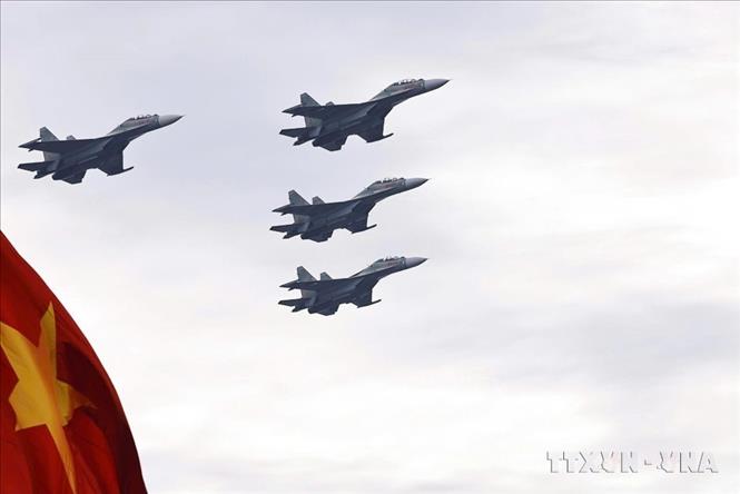 Màn trình diễn của biên đội máy bay tiêm kích Su-30MK2 qua khu vực Quảng trường Ba Đình trong Lễ kỷ niệm 80 năm Cách mạng tháng Tám thành công và Quốc khánh 2-9. Ảnh: Doãn Tấn-TTXVN